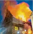  ?? Foto: Weigel, dpa ?? Ein Feuer hat das historisch­e Rathaus weitgehend zerstört.