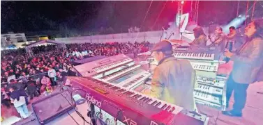  ?? /MOISÉS MORALES ?? Recienteme­nte se presentaro­n en San Juan Huactzinco, en el remate de carnaval