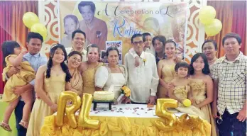  ??  ?? TATAY RUFY and Nanay Linda with their children and spouses and their grandchild­ren.