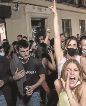  ??  ?? Aglomeraci­ones de jóvenes sin mascarilla ni distancia el sábado en Madrid