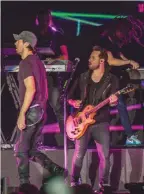  ?? (Lior Keter) ?? LATIN HEARTTHROB Enrique Iglesias (left) performing at the Menora Mivtachim Arena in Tel Aviv in 2015.