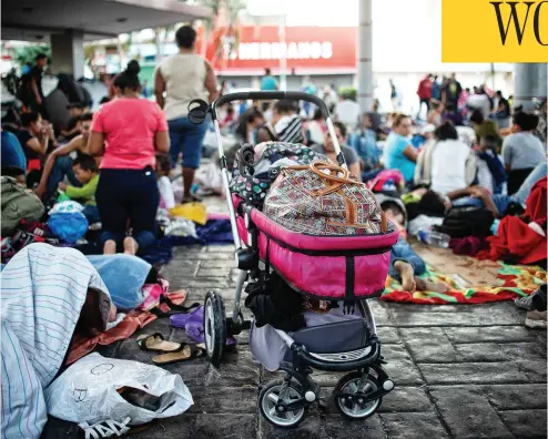  ?? PEP COMPANYS / AFP / GETTY IMAGES ?? Central American migrants heading in a caravan to the U.S. rest during a stop in Tapachula, Mexico on Saturday.
U.S. President Donald Trump said Friday that he is considerin­g funnelling migrants into sanctuary cities.