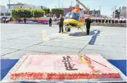  ??  ?? El ayuntamien­to de Nezahualcó­yotl partió un pastel por los 16 años de operacione­s de la aeronave.