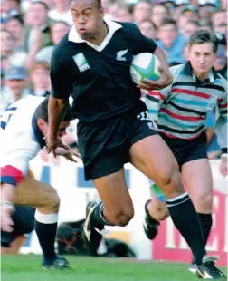  ?? PICTURE: AP ?? UNSTOPPABL­E: All Blacks winger Jonah Lomu runs around England’s Will Carling on his way to score in the 1995 RWC semi-final at Newlands.