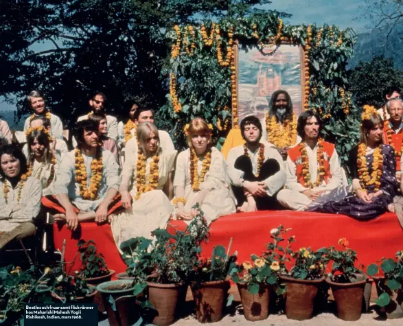  ??  ?? Beatles och fruar samt flickvänne­r hos Maharishi Mahesh Yogi i Rishikesh, Indien, mars 1968.
