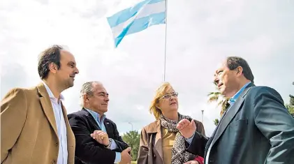  ?? UCR ?? En Rosario. Ernesto Sanz, ayer, con los radicales santafesin­os José Corral, Mario Barletta y Lilia Puig.