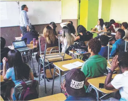  ??  ?? ► En el segundo nivel medio C (vespertino), del Liceo Agustín Edwards de Conchalí, más de la mitad de los alumnos son extranjero­s.