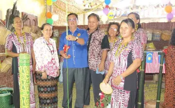  ??  ?? Rolland (third left) launches the Women Bureau of Rumah Jalang as his wife (second left), TR Jalang (fourth left), Siti (right) and others look on.