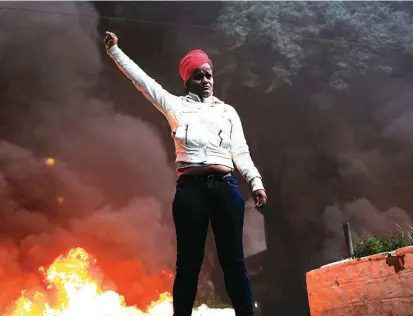  ?? FOTO ?? Fuertes enfrentami­entos entre manifestan­tes y efectivos antidistur­bios se presentaro­n en ciudades como Río de Janeiro. Sao Paulo vio un colapso casi total de su sistema de transporte.