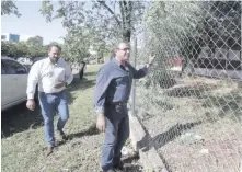  ?? ?? Alcides Gamarra (i), intendente de Nueva Italia, y el gobernador Hugo Javier González (imputado) en visita a esa localidad.