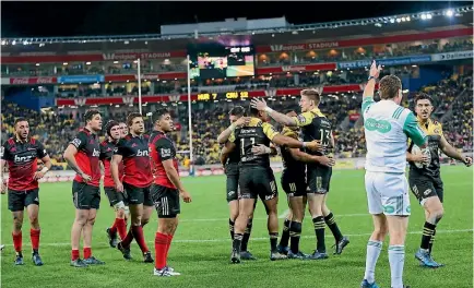  ?? PHOTO: PHOTOSPORT ?? Referee Glen Jackson awards a try to Julian Savea during the Crusaders’ 31-22 loss to the Hurricanes in Wellington on July 15.