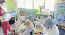  ?? RISHIKESH CHOUDHARY/HT ?? A frontline worker gets vaccinated in Kalyan.