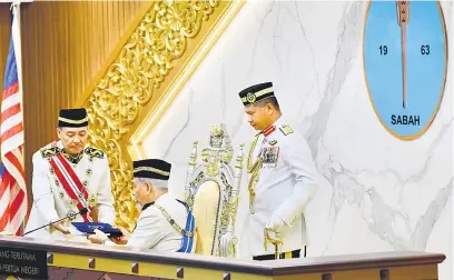  ?? ?? RASMI: Ketua Menteri Datuk Seri Panglima Hajiji Haji Noor menyerahka­n Teks Ucapan Dasar Kerajaan Negeri kepada Yang Dipertua Negeri Tun Juhar Mahiruddin pada Istiadat Pembukaan Penggal Keempat Dewan Undangan Negeri (DUN) Sabah Ke-16 2023, pada Isnin.