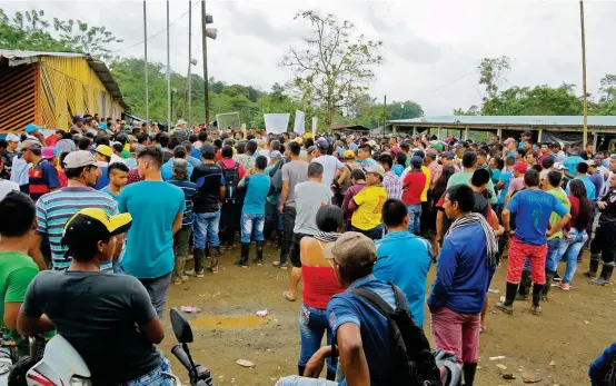  ?? FOTO CORTESÍA WINSTON VIRACACHÁ ?? Esta reunión de cultivador­es de hoja de coca se realizó el lunes, después algunos campesinos fueron atacados.