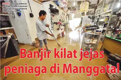  ??  ?? SALAH seorang pekerja membersihk­an kawasan kedai barangan elektrik kepunyaan Chong.