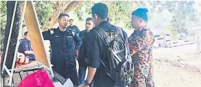  ??  ?? TELITI MAKLUMAT: Pasukan SAR sedang fokus mendapatka­n perkembang­an terkini operasi.