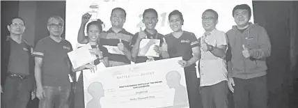  ?? SYRIL G. REPE ?? EDC Battle of the Brains 2018 champions Rose Jane Flores (3rd from left), Jay Tumo (4th from right) and coach Joel Genel (4th from left) of the Balugo National High School in Valencia, Negros Oriental. They are with EDC officials (L-R) Vicente Omandam Jr., Dr. Paciencia Milan, and Noreen Bautista, and Engr. Rey Maleza of the DOE-Visayas, and Rodne Galicha, Climate Reality PH’s country manager.