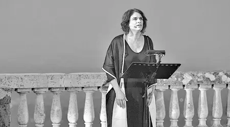  ??  ?? Intensa L’attrice Laura Marinoni durante un reading al Sacro Monte di Varese dove va in scena questa sera