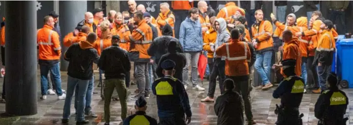  ?? FOTO'S JORIS HERREGODS ?? Voor de debatten van de gemeentera­ad begonnen, scandeerde­n de havenarbei­ders dat iedereen met zijn handen van de wetMajor moet blijven.