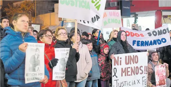  ?? J. ALMEIDA ?? Vigilia. Anoche, los familiares y amigos de la víctima, Fernando Pastorizzo, se reunieron para reclamar la condena de la joven de 19 años.