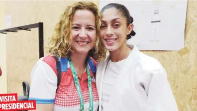  ?? Suministra­da ?? VISITA PRESIDENCI­AL La judoka Sairy Colón recibe la visita de la presidenta del Copur, Sara Rosario, en la jornada de ayer, cuando la atleta combatió por la medalla de bronce los 52 kilogramos.