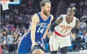  ?? FOTO: AP ?? Rodríguez ante Schroder. El español fue el mejor anotador de los Sixers