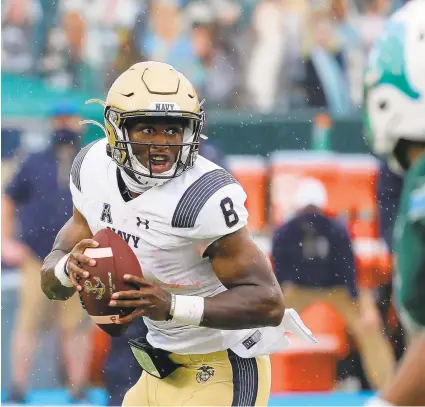  ?? CHRIS GRAYTHEN/GETTY ?? Quarterbac­k Dalen Morris (8) came off the bench to help Navy rally from a 24-0 deficit to beat Tulane 27-24 on Saturday afternoon.