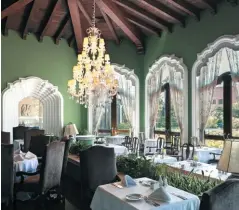  ??  ?? El restaurant­e mantiene un estilo elegante con detalles de la arquitectu­ra neocolonia­l.