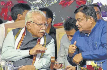  ?? PTI ?? Union minister for road transport and highways Nitin Gadkari with Haryana chief minister Manohar Lal Khattar during ‘Jan Vikas Rally’ in Sonepat on Monday.