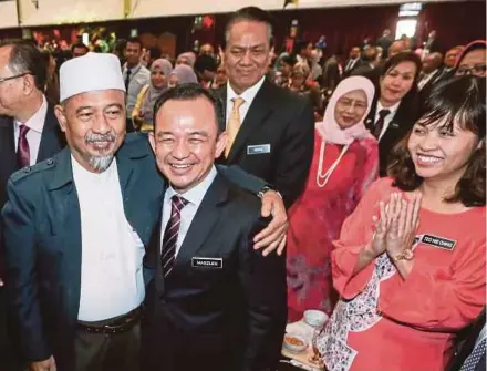  ?? PIC BY ROSELA ISMAIL ?? Education Minister Dr Maszlee Malik (second from left) sharing a light moment with his former teacher, Ustaz Sakijan Murni (left), at Universiti Putra Malaysia, Serdang, yesterday.