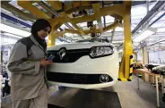  ??  ?? « Usine tournevis » L’unité d’assemblage Renault d’Oran produit des voitures pour le marché local.