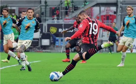  ?? (Afp) ?? Discesa Theo Hernandez, 23 anni: l’esterno francese del Milan realizza il secondo gol contro il Venezia con un tiro angolato 13 13 12 10 9 9 8 7 7 6