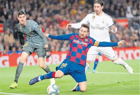  ?? EFE ?? El astro argentino, Leonel Messi no pudo desplegar su mejor cara futbolísti­ca ante un Real Madrid que tuvo disciplina táctica.