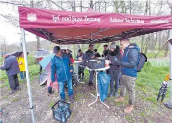  ?? FOTO: LÄMMERHIRT ?? Einige Teilnehmer machen Rast bei der Wanderung in Hüttlingen.