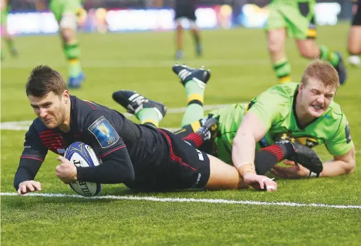  ??  ?? Bonus: Richard Wiggleswor­th scores Saracens’ fourth try