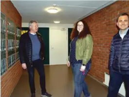  ??  ?? POSTKASSER: Postkassen­e på veggen er fra byggingen av studenthje­mmet. Ingrid Lausund Tennfjord sammen med Pål Harv og Ole Jan Moseid.