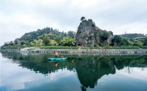  ??  ?? Volunteers clean a river in Hangzhou, east China’s Zhejiang Province, in 2019