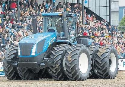  ??  ?? La base. El tractor, además de ser polifuncio­nal es una fuente de energía eléctrica para los demás equipos.