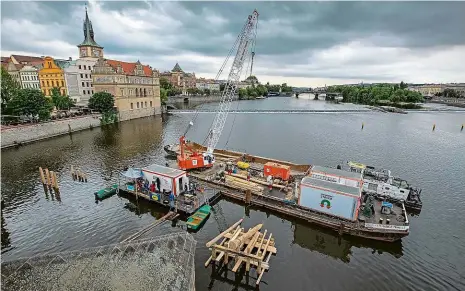  ??  ?? Staroměsts­ký jez v pozadí na snímku z předloňské opravy ledolamů u Karlova mostu. Vodní dílo vzniklo už okolo poloviny 13. století. I přes různé přestavby náleží jez k nejosobitě­jším stavbám svého druhu v Praze.