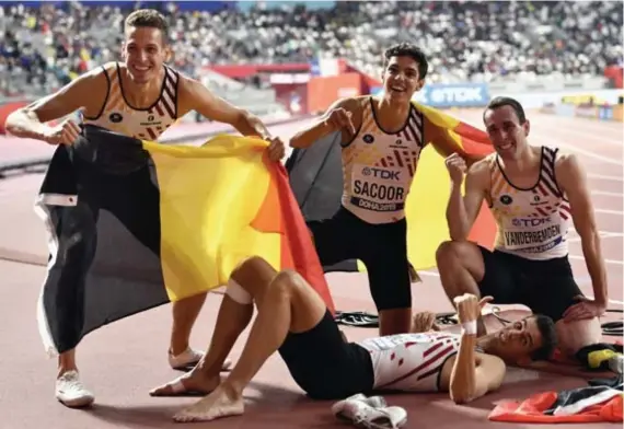  ?? FOTO BELGA ?? Breedlache­nde gezichten na het 4x400m-brons op het WK van 2019, maar de jongste maanden liepen Dylan Borlée (links), Jonathan Sacoor (midden) en Kevin Borlée (liggend) tegen allerlei problemen aan.