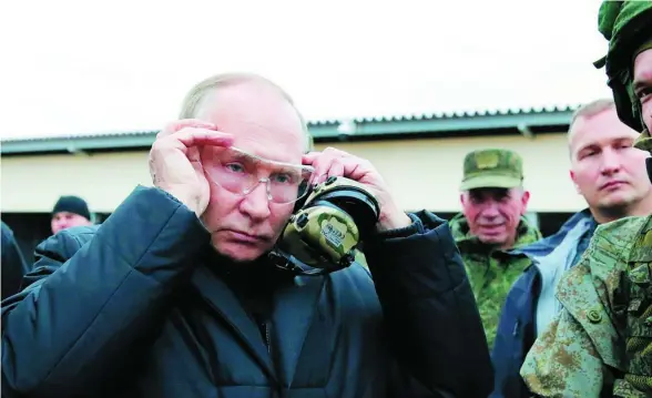  ?? ?? El presidente de Rusia, Vladimir Putin, visitó un polígono militar donde se entrenan reservista­s para combatir en Ucrania y hasta disparó