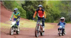  ??  ?? Le trial représente pour Julien une discipline de choix pour progresser en enduro et pour accompagne­r ses enfants à bloc avec la moto.