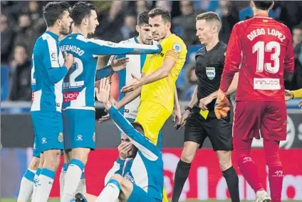  ?? FOTO: PERE PUNTÍ ?? Stuani se las tuvo con David López, que recibió un codazo en la cara del delantero argentino en el último Espanyol-Girona