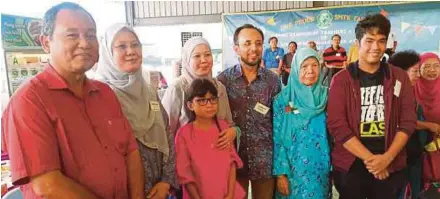  ?? PIC BY AHMAD FAIRUZ OTHMAN ?? Asmah Hussein (second from right) with her daughters Yasmin, 51, (second from left) and Nur Balkish, 48, (third from left) during the school reunion of SMK Telok Kerang ex-students and teachers at Kukup Food Court recently.