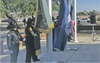  ?? FOTO JAMES GILBERT, YUMA SUN ?? UNA GUARDIA DE HONOR del Departamen­to de Aduanas y Protección Fronteriza portan las banderas durante ceremonia conmemorat­iva para agentes fallecidos.