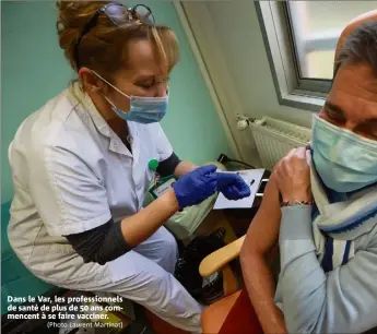  ?? (Photo Laurent Martinat) ?? Dans le Var, les profession­nels de santé de plus de  ans commencent à se faire vacciner.
