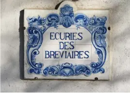  ??  ?? Cet azulejo lui a été offert par un client portugais quand il a racheté l’écurie.