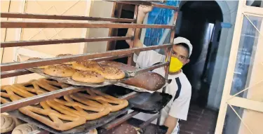  ?? FOTO/RICARDO SÁNCHEZ ?? Juan Carlos ayuda su hermano en la panadería.