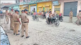  ?? RAMESHWAR GAUR /HT PHOTO ?? Police personnel stand guard at Dada Jalalpur village in Haridwar district.