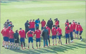  ?? FOTO: PERE PUNTÍ ?? Machín El técnico del Girona da instruccio­nes a sus jugadores